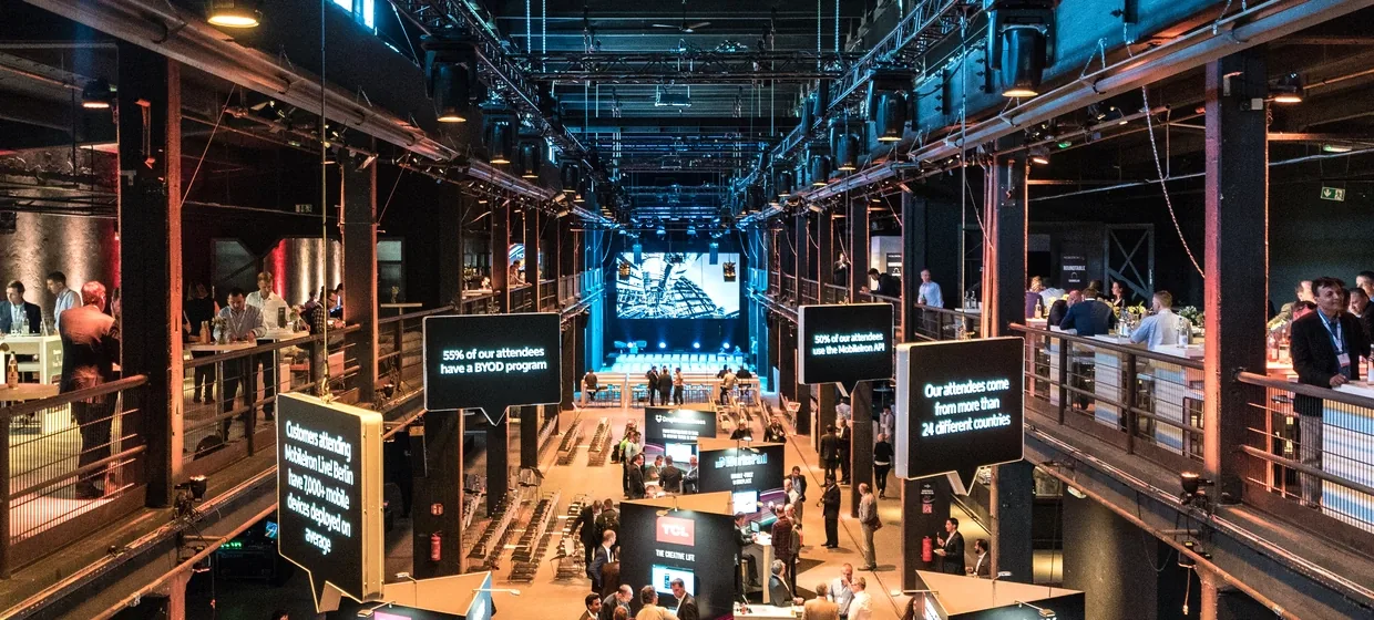 Großveranstaltung im Motorwerk Berlin mit Bühne und Galerien