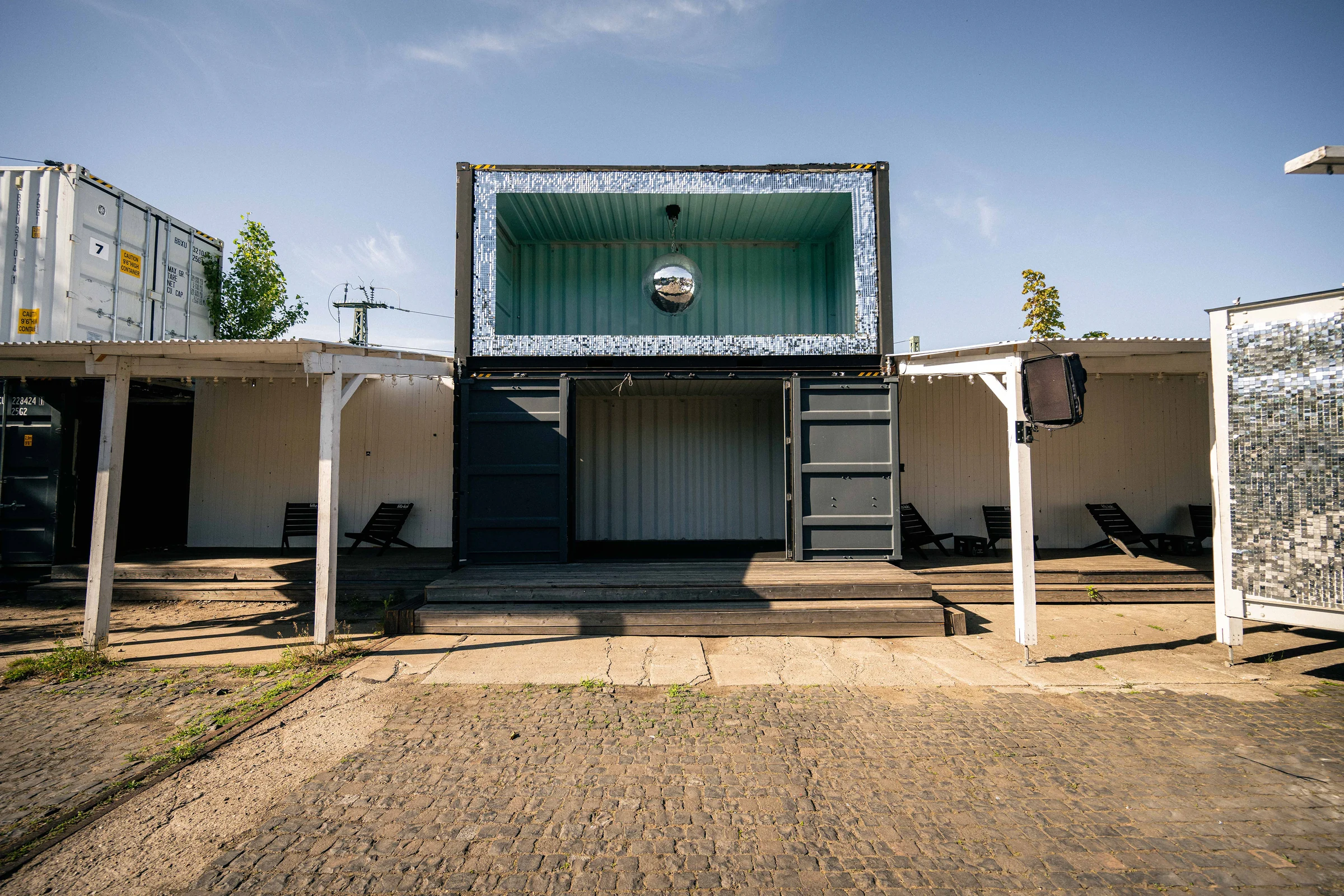 Container-Innenhof des Komplex Berlin als Glühwein-Empfang