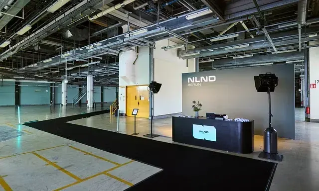 Akkreditierung und Empfangsbereich in Bay 3 mit NLND-Branding