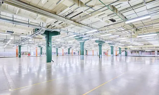 Bay 5 – lichtdurchflutete Industriehalle mit grünen Stützpfeilern