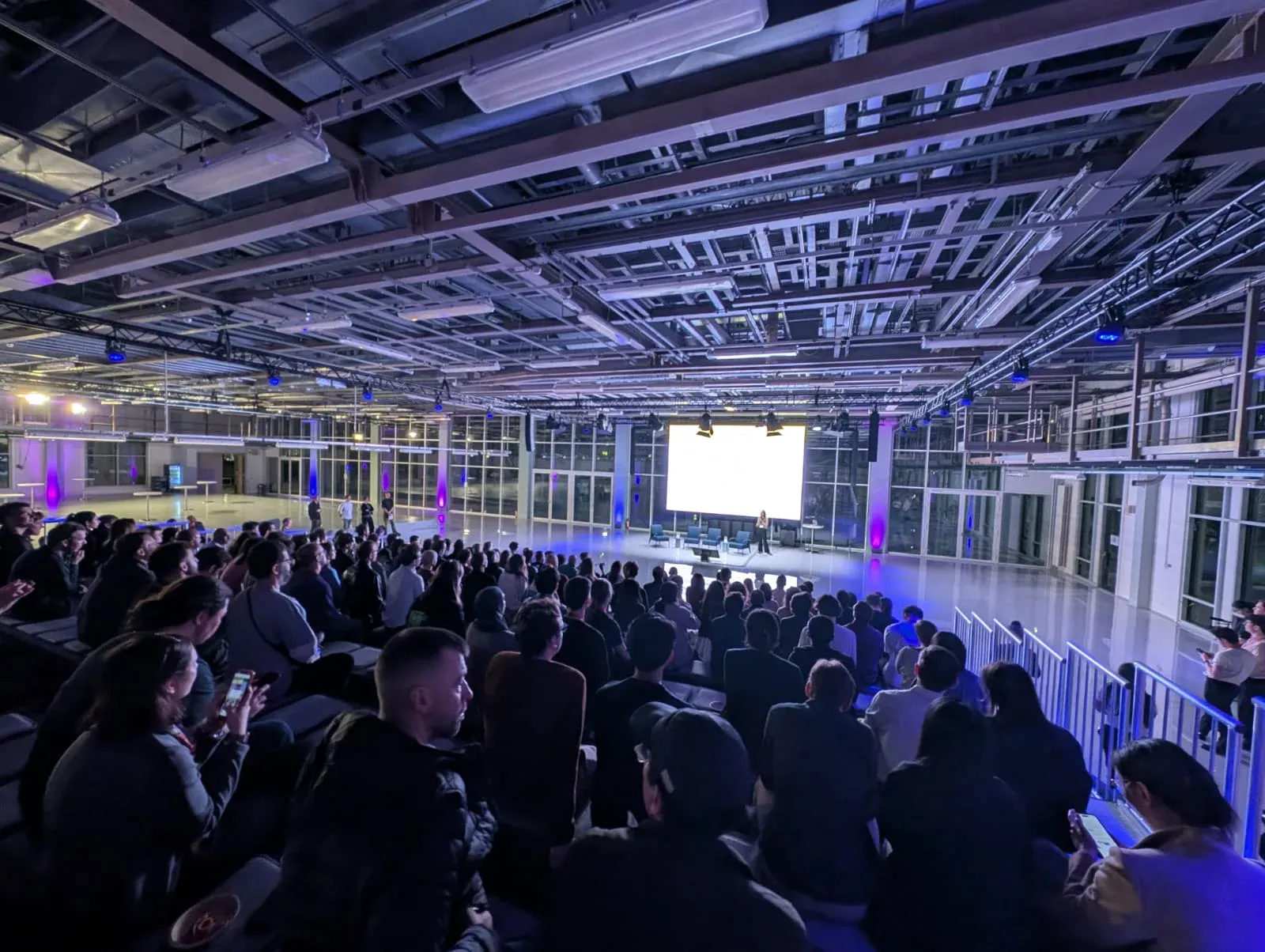 Sitzendes Publikum bei einer Konferenz in einer Industriehalle des NLND