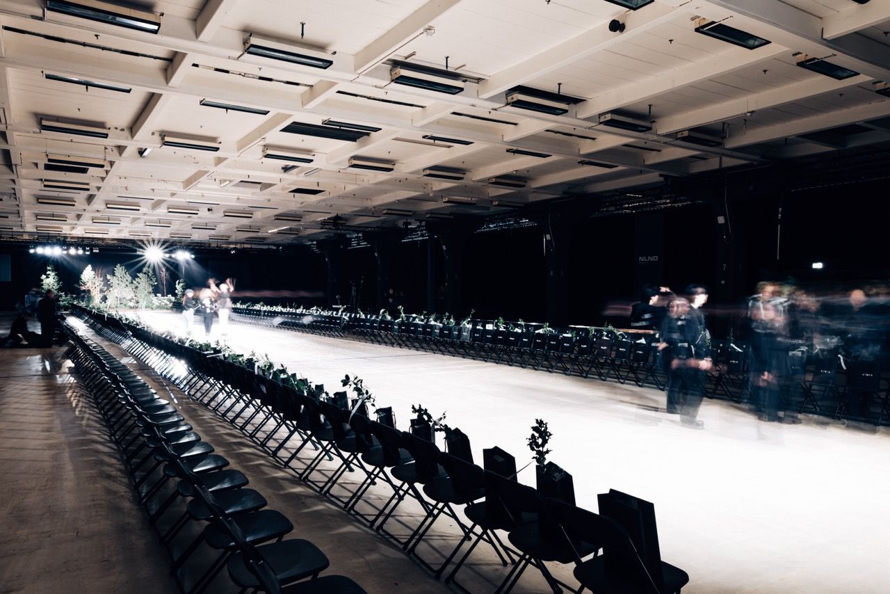 Bestuhlte Konferenz mit Bühne und Catwalk in einer NLND-Halle
