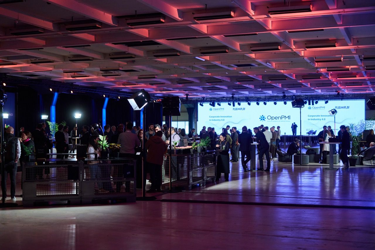 Networking-Empfang bei einem Corporate-Event im NLND mit Gästen und farbiger Beleuchtung