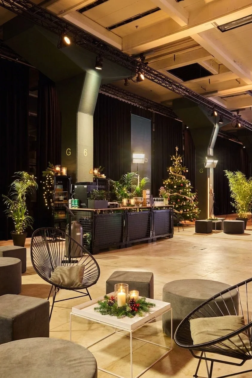 Weihnachtlich dekorierte Lounge im NLND mit Kerzen, Tannenzweigen und Weihnachtsbaum